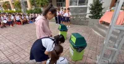 Sinh hoạt phân loại rác thải tại nguồn trong tiết Sinh hoạt dưới cờ