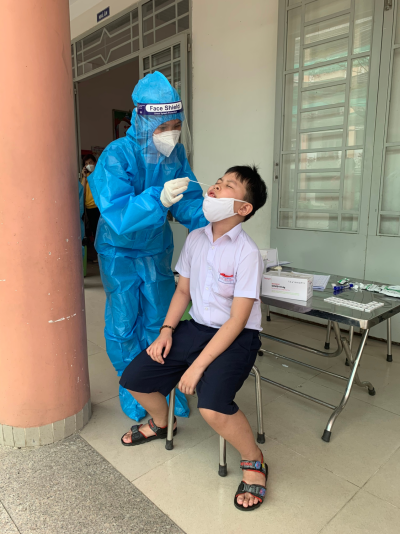 Trường TH Nguyễn Trãi thực hiện test nhanh Covid-19 cho học sinh trước khi trở lại trường học trực tiếp