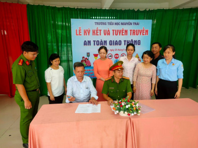 Tổ chức Lễ ký kết và tuyên truyền An toàn giao thông năm học 2023-2024