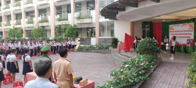 Tổ chức hoạt động giáo dục kỹ năng sống với chuyên đề “Hướng dẫn trang bị kiến thức, kĩ năng về phòng cháy chữa cháy và cứu nạn, cứu hộ, tăng cường công tác phòng cháy và đảm bảo trật tự an toàn giao thông cho học sinh"