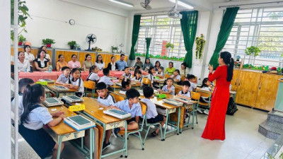 TIẾT HỌC STEM + TOÁN  “LÀM THIỆP 3D”  MÔ HÌNH LỚP HỌC ĐẢO NGƯỢC