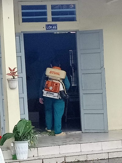 Phun thuốc diệt muỗi sốt xuất huyết