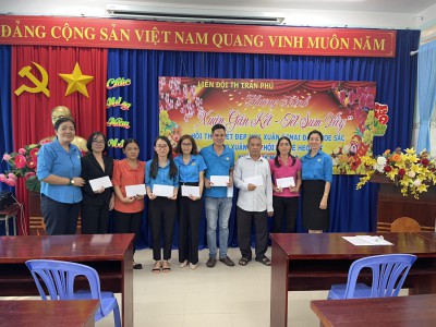 Nhận quà của Phòng giáo dục và Liên đoàn Lao động thành phố