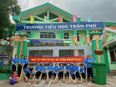 Tổng vệ sinh hưởng ứng Ngày Môi trường Thế giới 05/6/2023