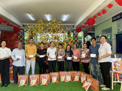 Bà Nguyễn Ngọc Kim Phượng phụ huynh lớp 1/5 và trường Trần Phú tặng quà cho cấp dưỡng, phục vụ, bảo vệ