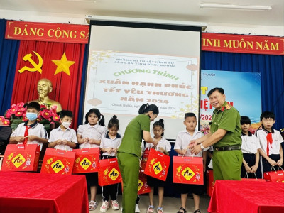 Phòng kỹ thuật hình sự tặng 29 phần quà tết và tiền cho học sinh có hoàn cảnh khó khăn