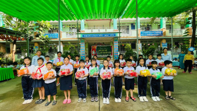 Phát động phong trào “nuôi heo đất – giúp bạn đến trường”