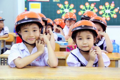 Phát mũ bảo hiểm cho học sinh khối 1 - năm học 2020 - 2021
