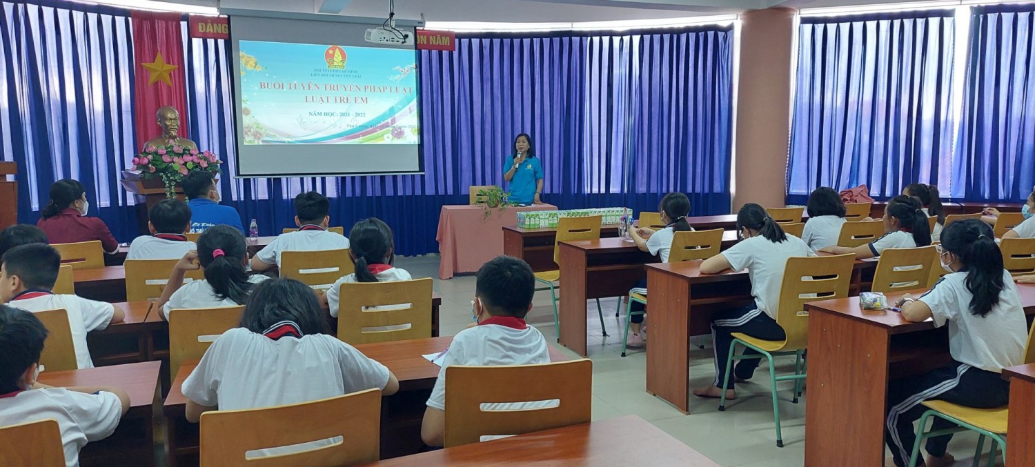 Cô Nguyễn Thị Kim Trang tuyên truyền về Luật trẻ em