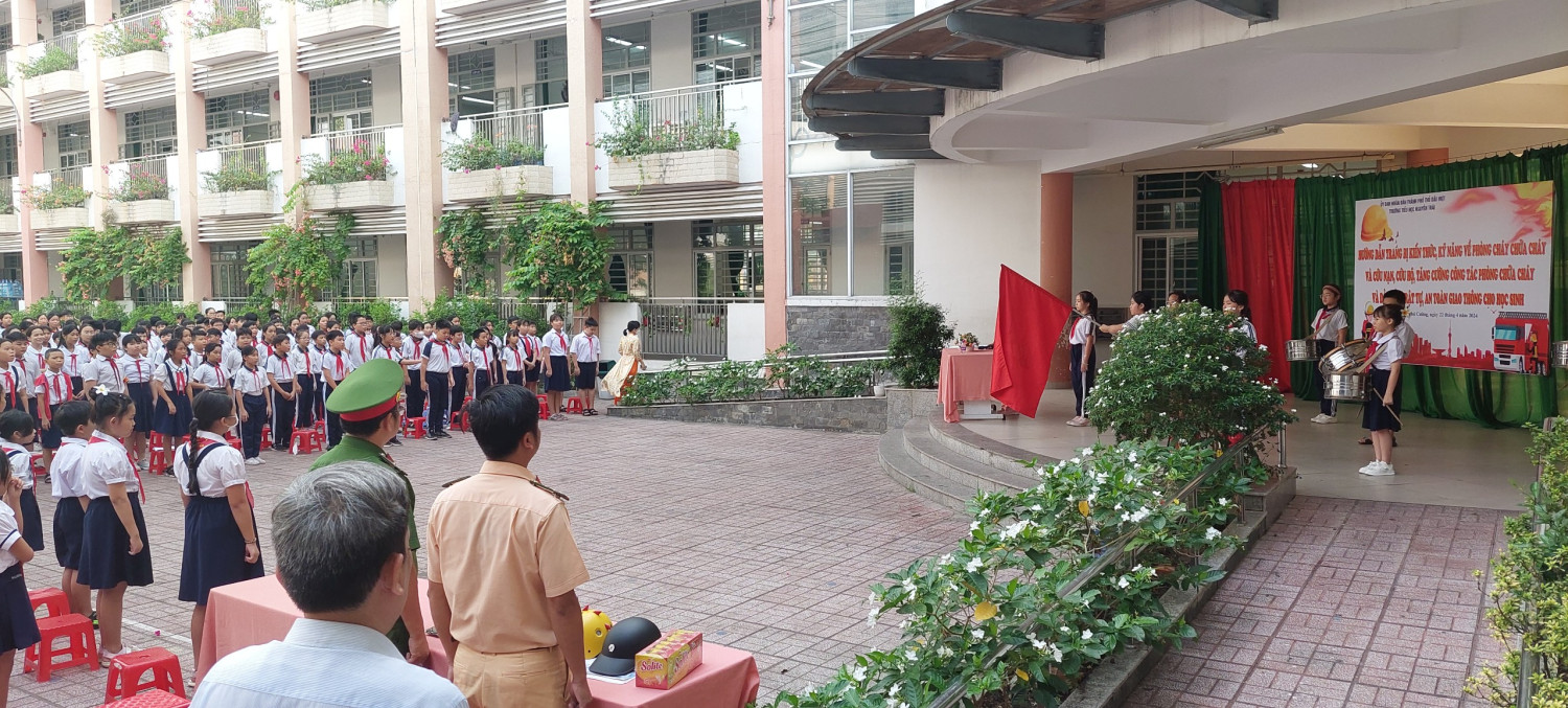 Tổ chức hoạt động giáo dục kỹ năng sống với chuyên đề “Hướng dẫn trang bị kiến thức, kĩ năng về phòng cháy chữa cháy và cứu nạn, cứu hộ, tăng cường công tác phòng cháy và đảm bảo trật tự an toàn giao thông cho học sinh"