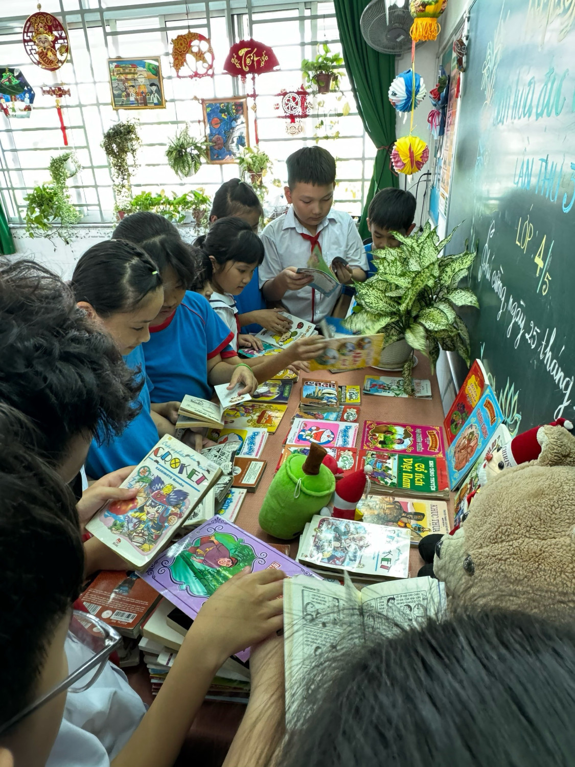 HS đọc sách tại lớp 2
