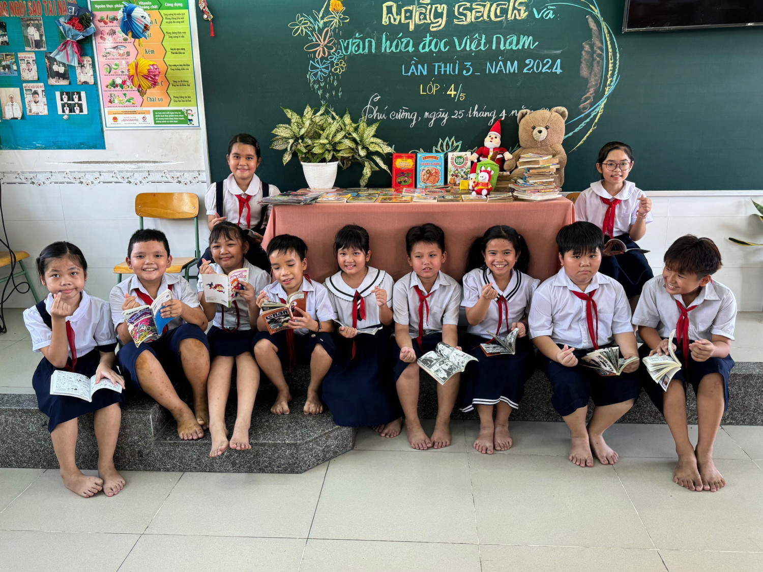 HS đọc sách tại lớp 3