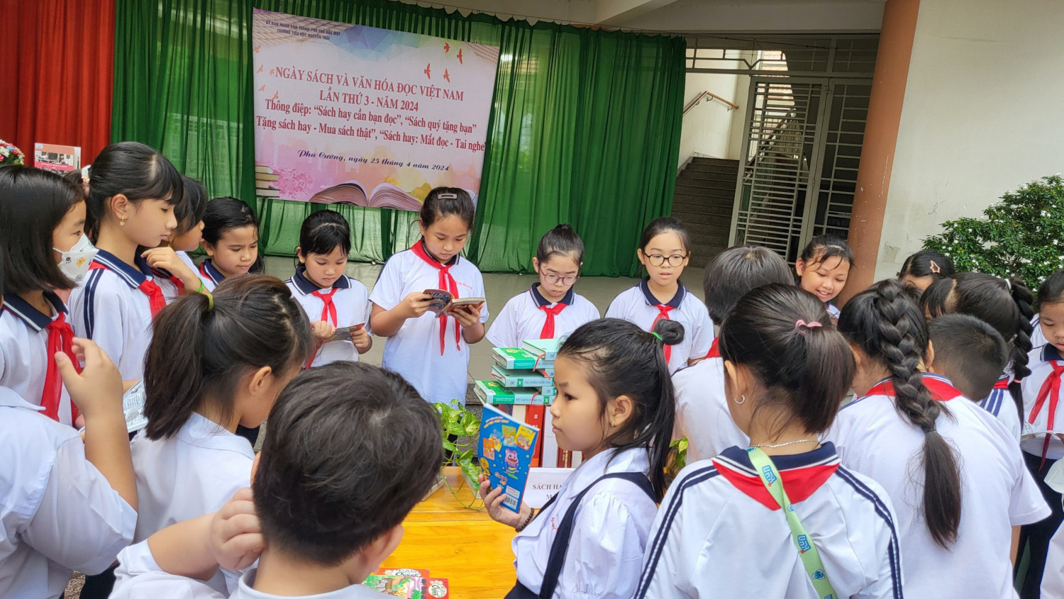 HS đọc sách tại sân trường 4