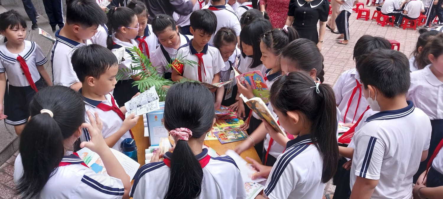 Hs đọc sách tại sân trường 5