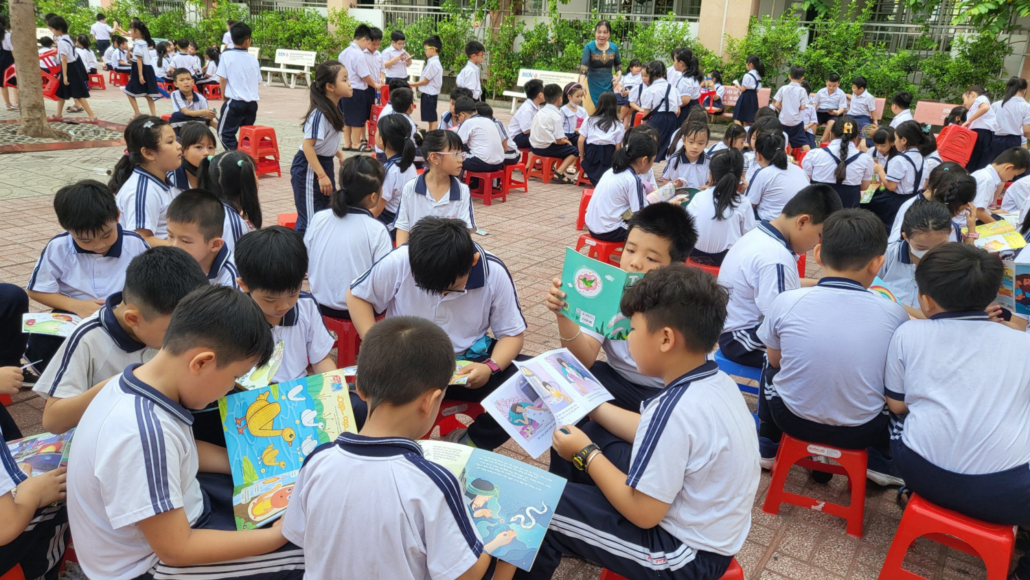 HS đọc sách tại sân trường