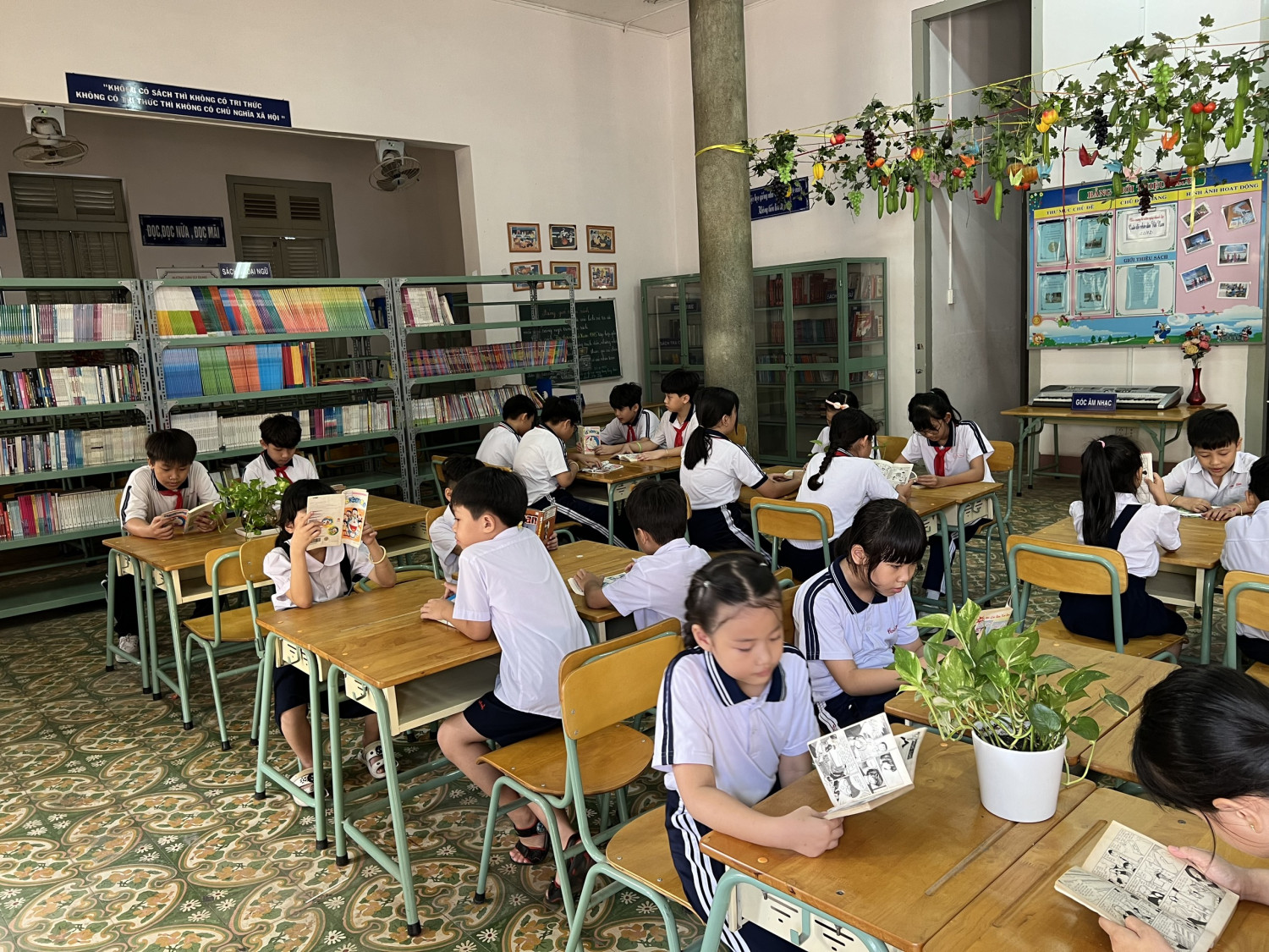 HS đọc sách tại thư viện 3