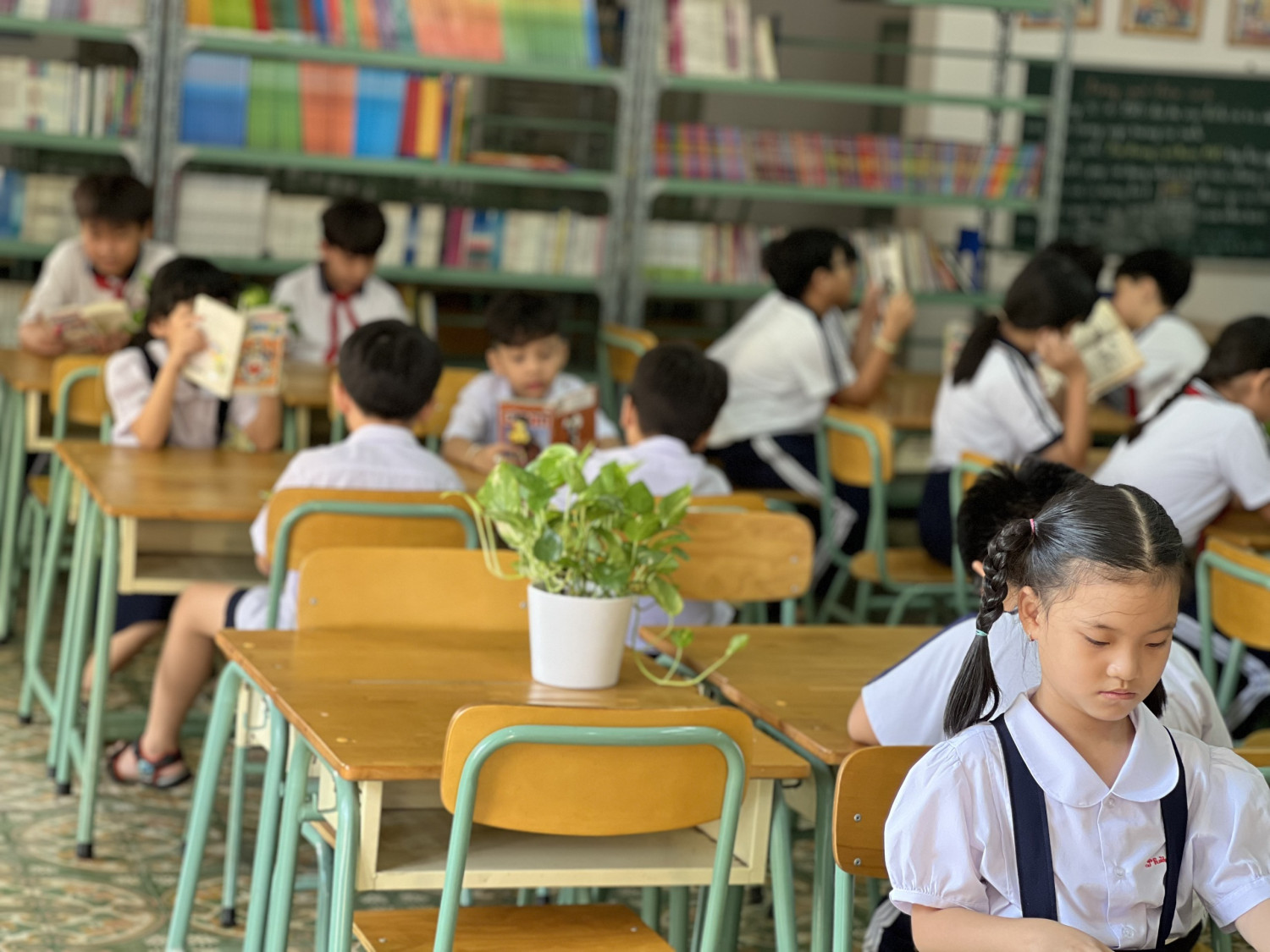 HS đọc sách tại thư viện