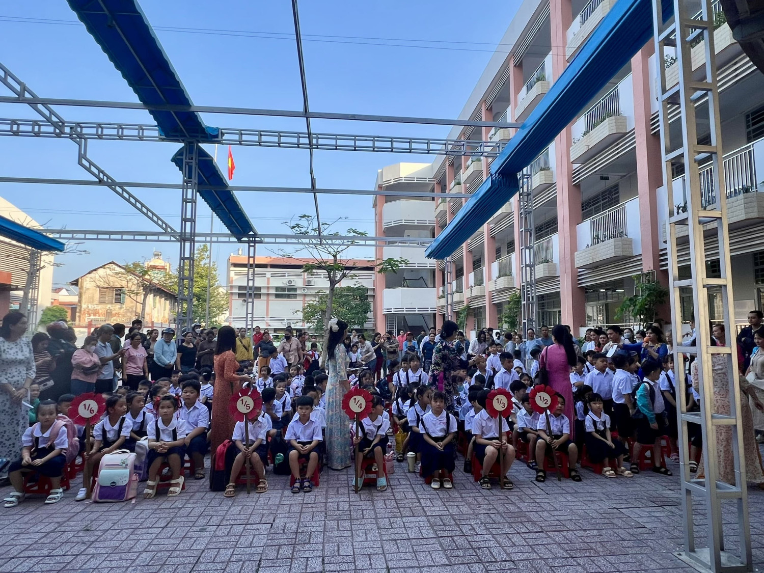 Học sinh lớp 1 Trường Tiểu học Nguyễn Trãi tập trung đầu năm học 2025-2026