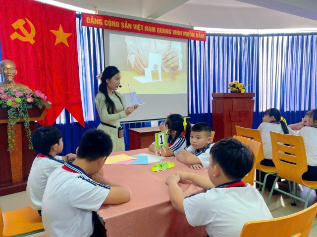 TIẾT HỌC STEM + TOÁN  “LÀM THIỆP 3D”  MÔ HÌNH LỚP HỌC ĐẢO NGƯỢC