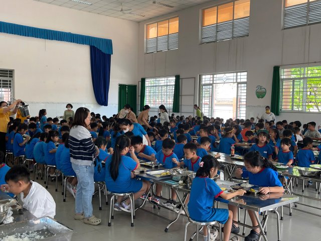 Trường TH Nguyễn Trãi mời phụ huynh tham quan, giám sát bữa ăn bán trú của học sinh