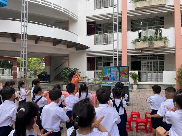 Tiết học "An toàn giao thông – Làm quen với đèn tín hiệu"