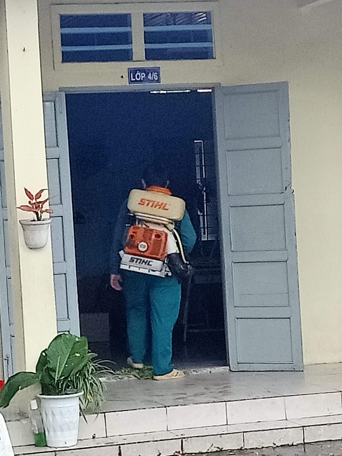Phun thuốc diệt muỗi sốt xuất huyết
