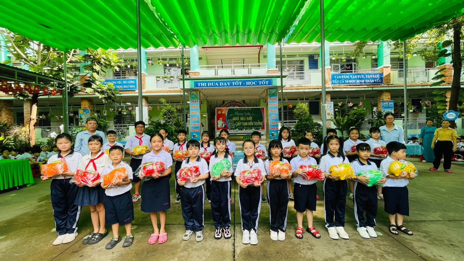 Phát động phong trào “nuôi heo đất – giúp bạn đến trường”